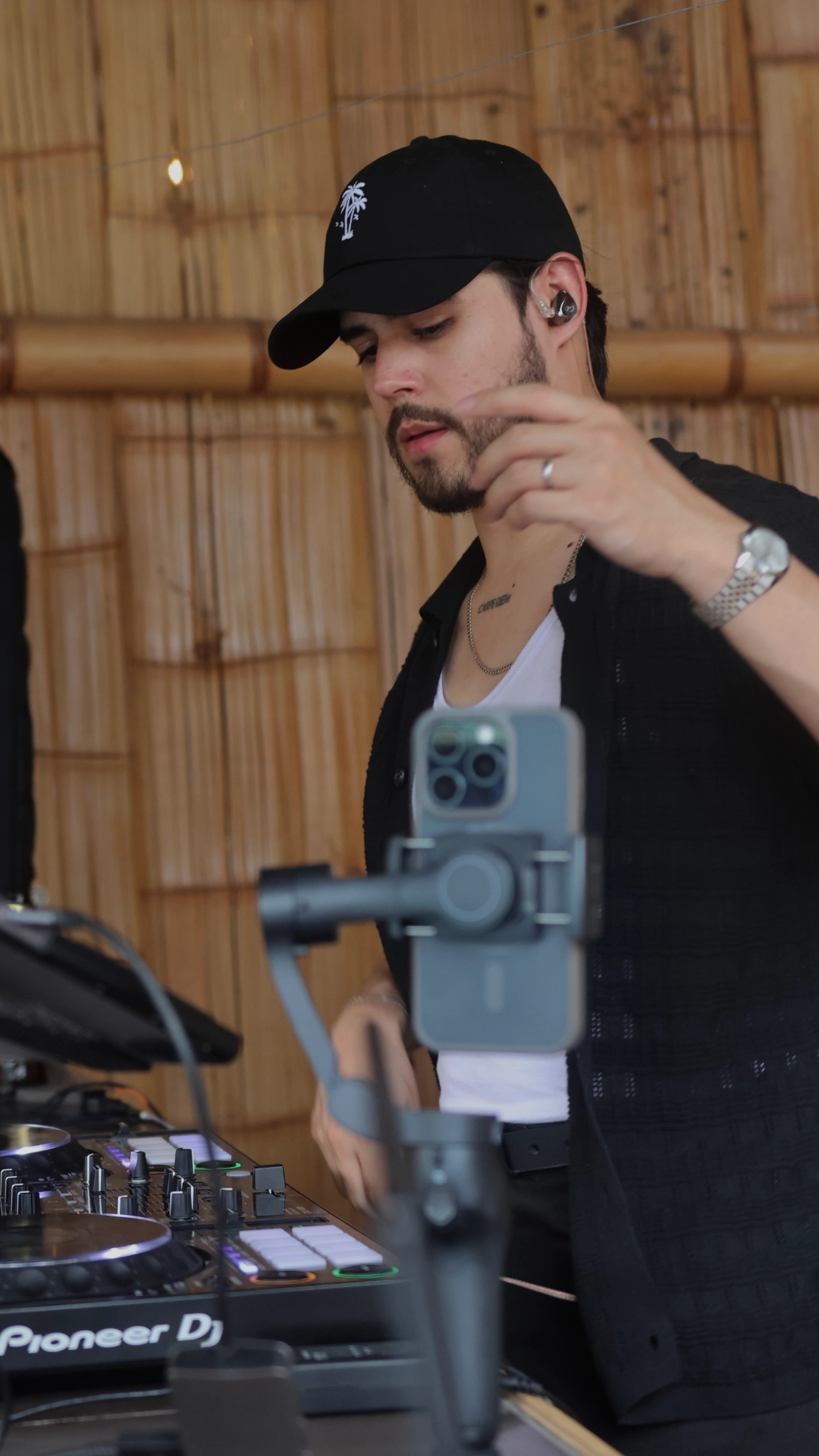 Axl Lake – Visual 6