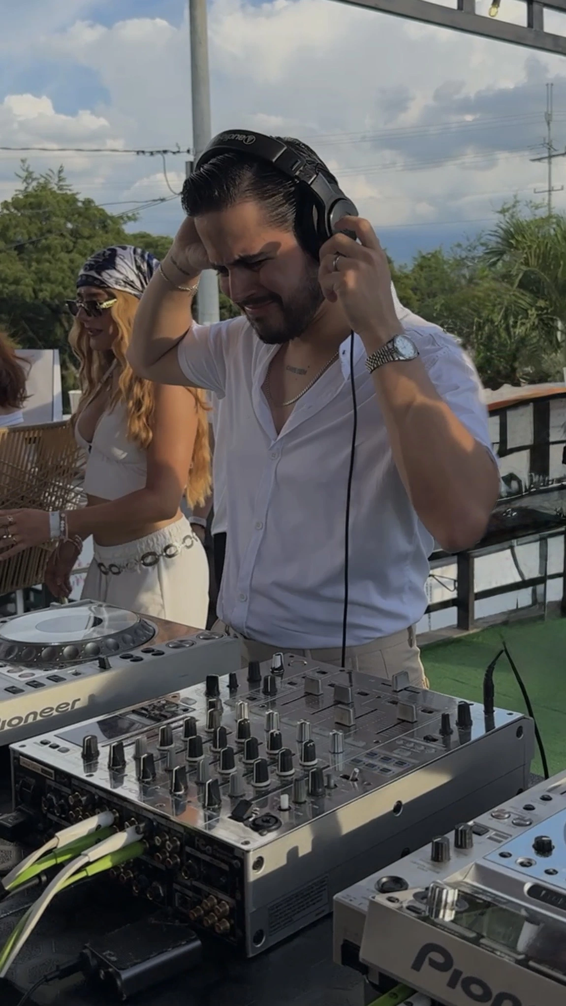 Axl Lake – Visual 2