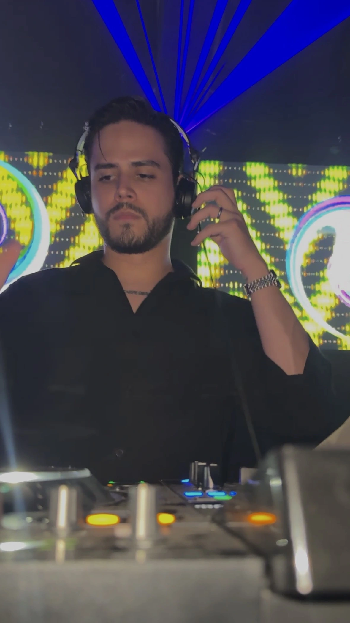 Axl Lake – Visual 3